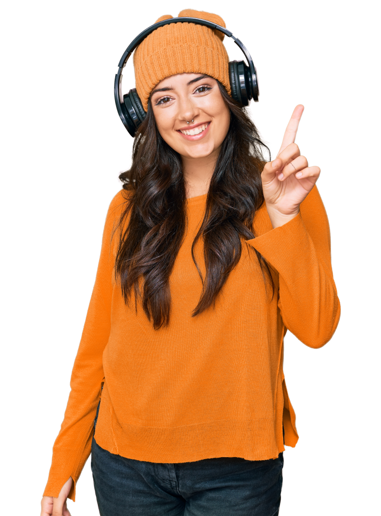 Moça com dedo indicativo apontando para cima, onde se localiza o player da radio Extremo Leste SP